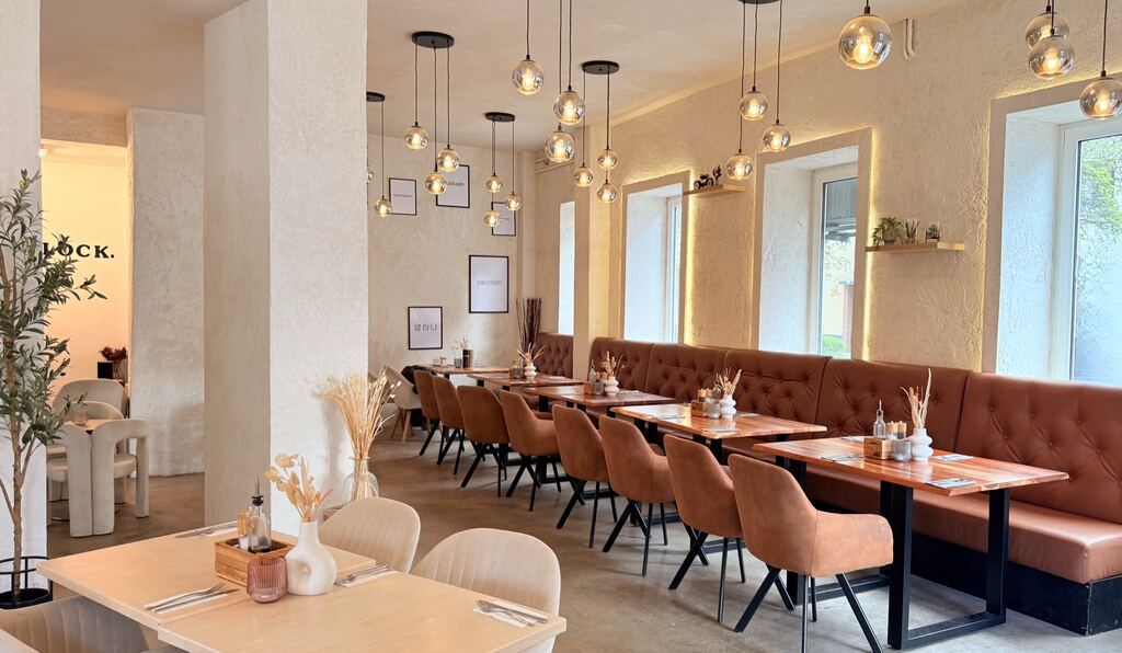Innenraum des ELEVEN Brunch & Café in Kiel mit warmen Samtstühlen