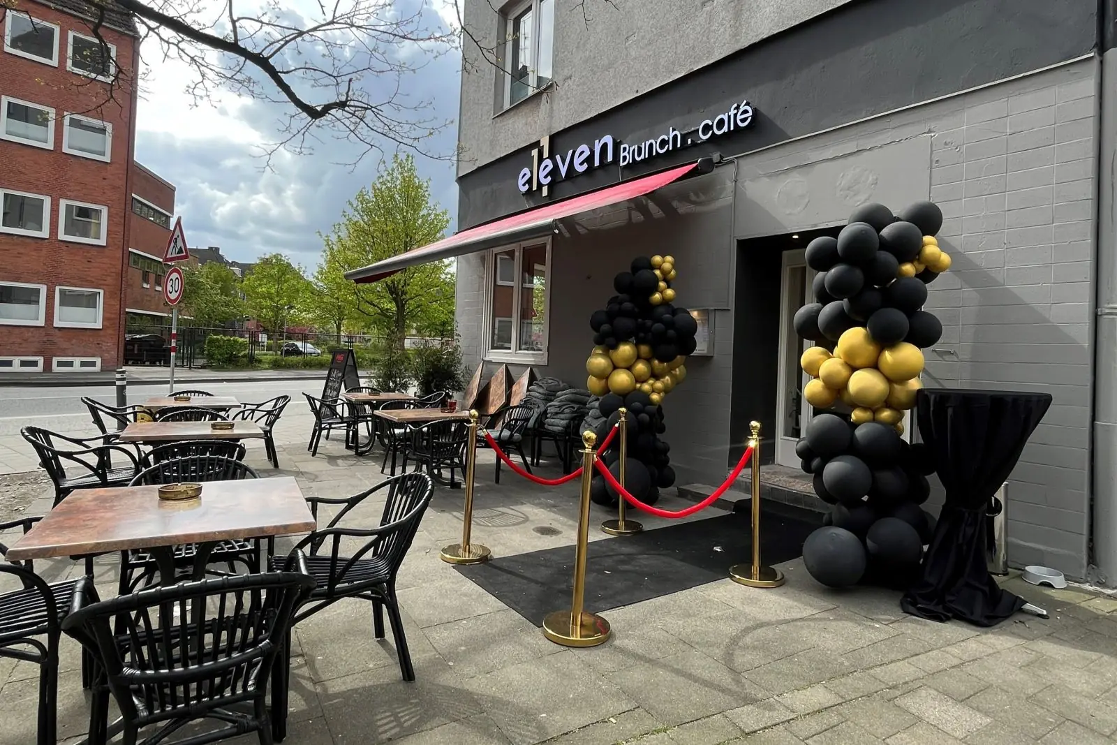 Außenterrasse mit Eingang in der Eckernförder Straße 11 — ELEVEN Brunch & Café Kiel