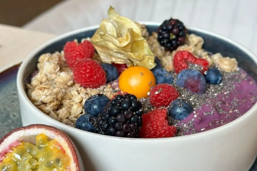 Açai-Bowl mit Beeren und Physalis — ELEVEN Brunch & Café Kiel