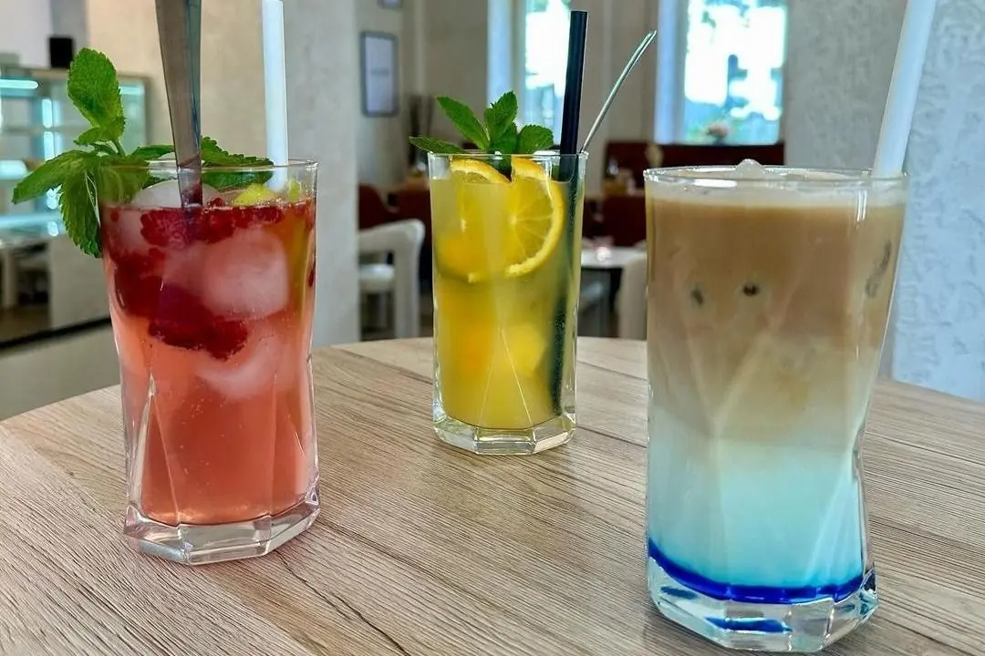 Drei hausgemachte Limonaden auf Holztisch — ELEVEN Brunch & Café Kiel
