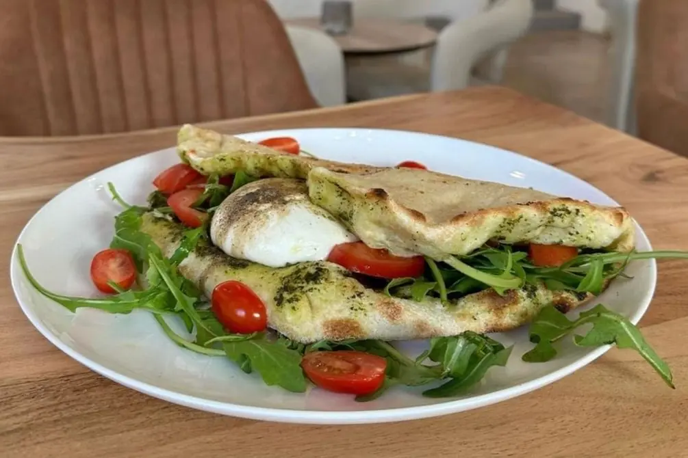 Pesto-Omelette mit Cherry-Tomaten und Rucola — ELEVEN Brunch & Café Kiel