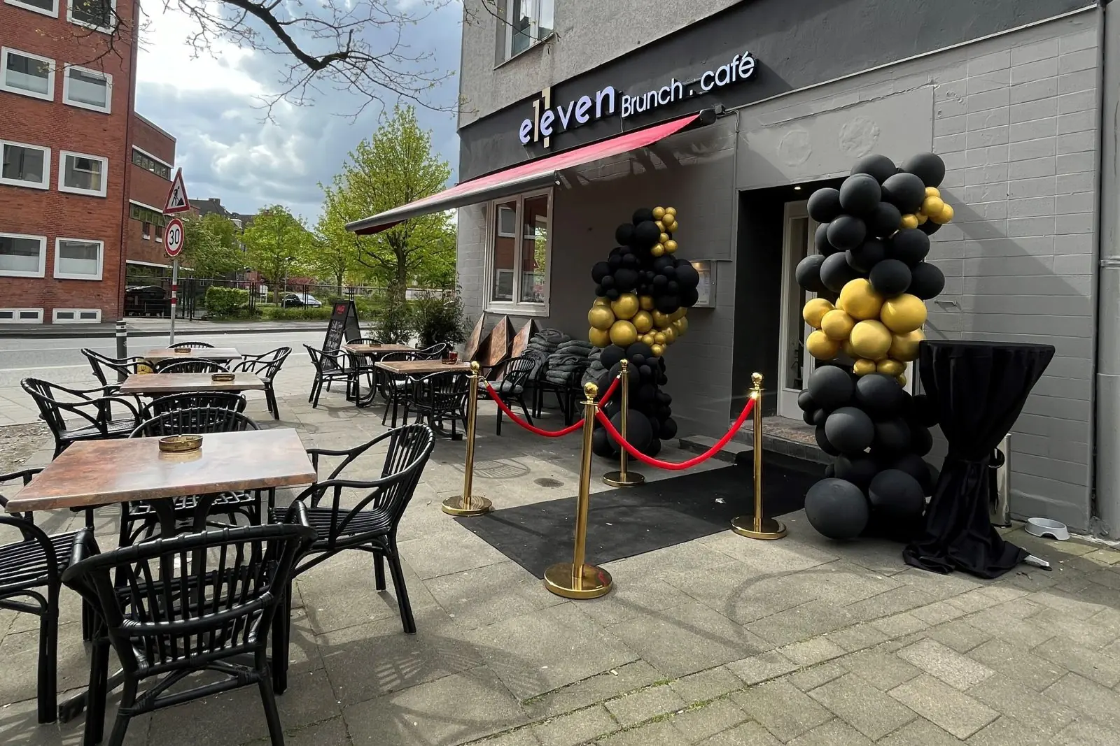 Eingang und Terrasse im Tageslicht — ELEVEN Brunch & Café Kiel